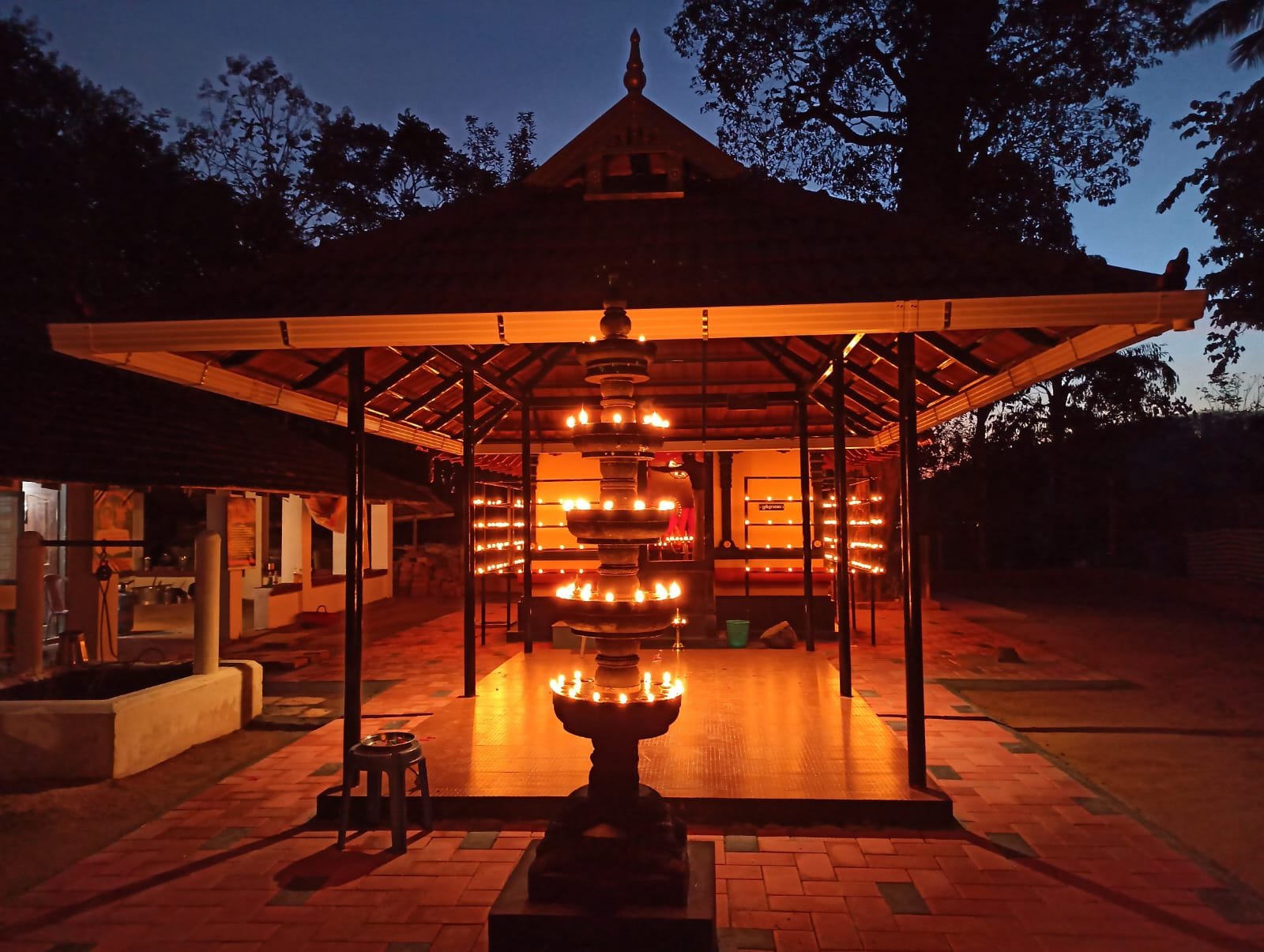 കമ്മന ശ്രീ വള്ളിയൂർക്കാവ് ഭഗവതി ക്ഷേത്രം